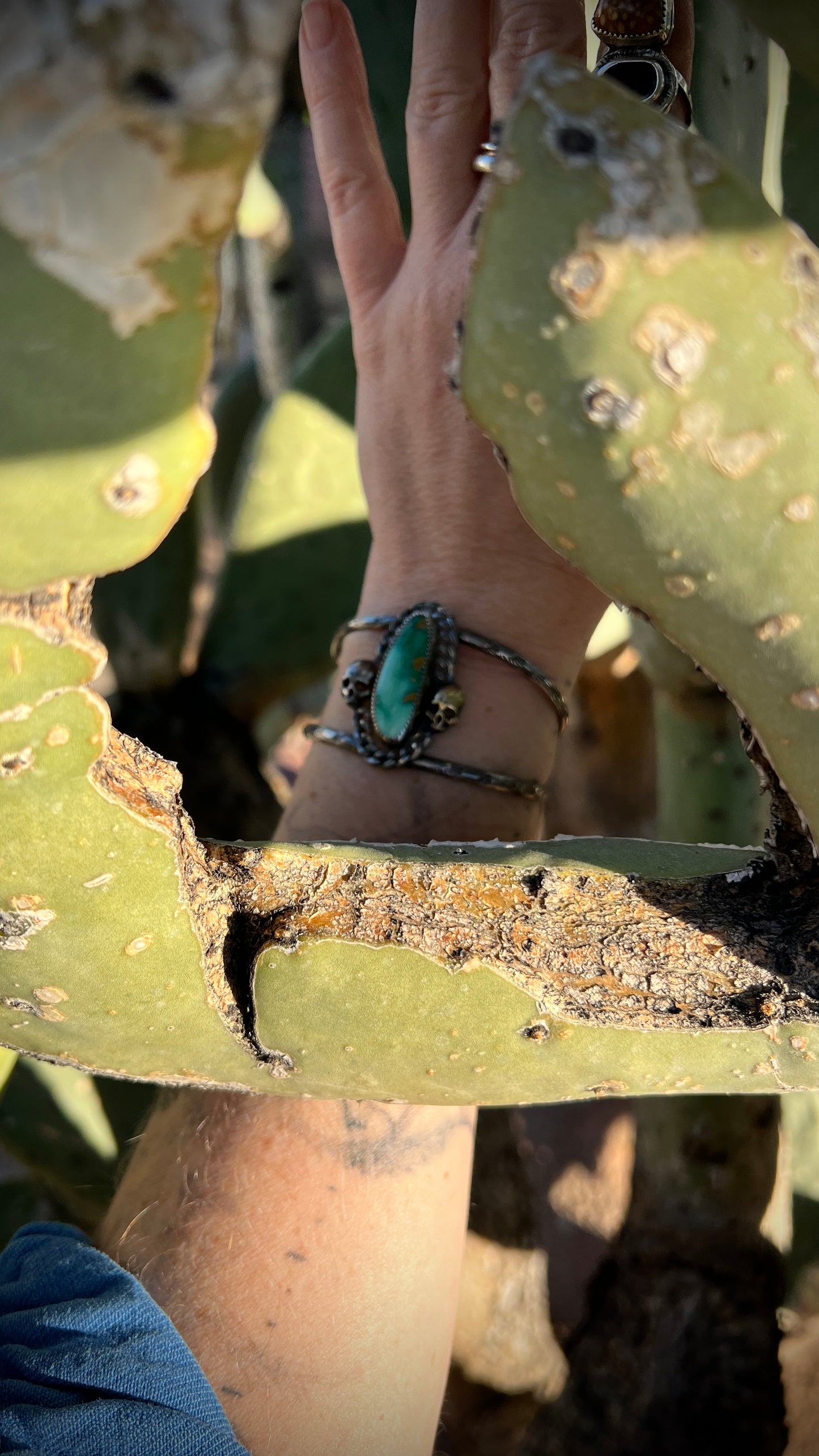 Broken Arrow Variscite and Double Skull Cuff Bracelet with Curb Chain