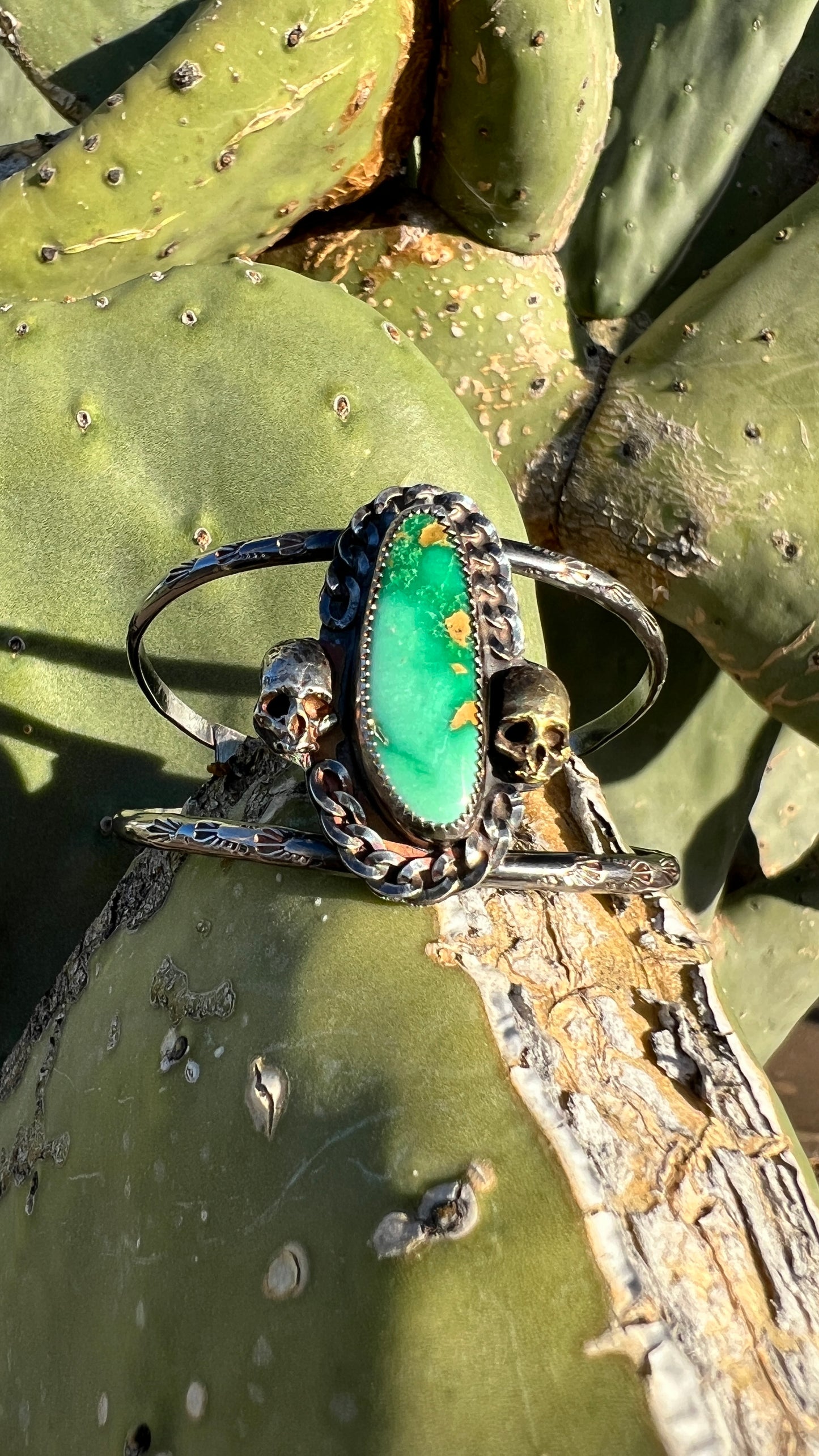 Broken Arrow Variscite and Double Skull Cuff Bracelet with Curb Chain